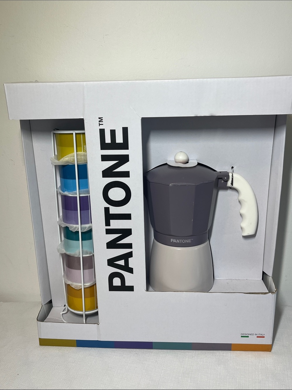 PANTONE Espresso coffee maker, and six stackable cups
Metal rack
New